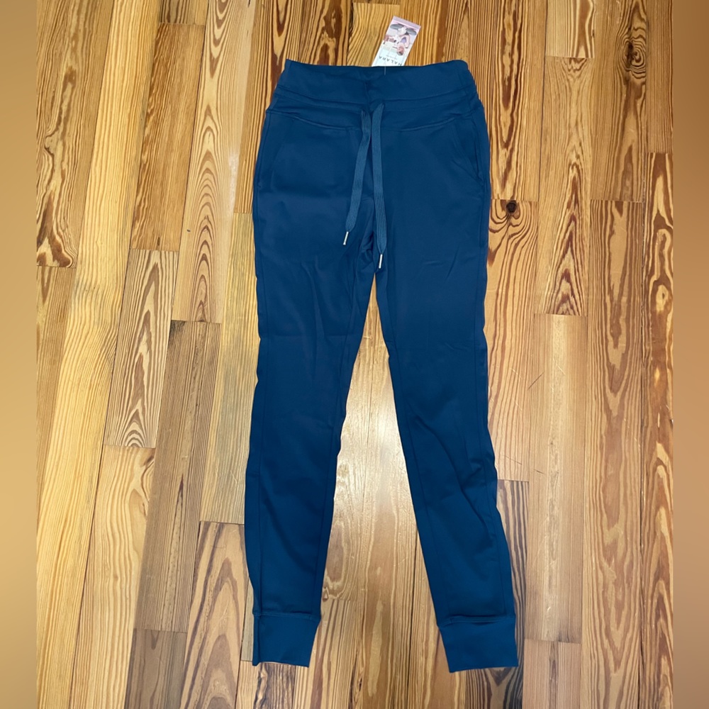 NWT HALARA Stretch Joggers Maroon Size S
Very comfortable Joggers!